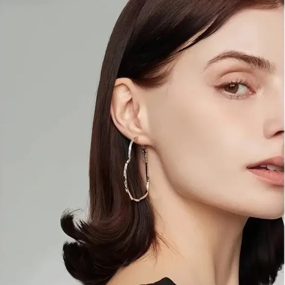 New! Luxury 14k Gold Twist Heart Earrings - Picture 5 of 6